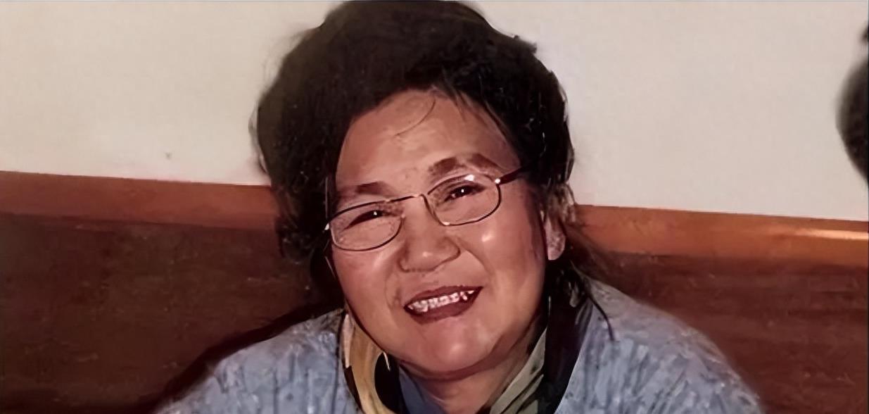 一句台词识破潜伏的间谍,赵丽蓉去世23年后,多家官媒仍发文缅怀