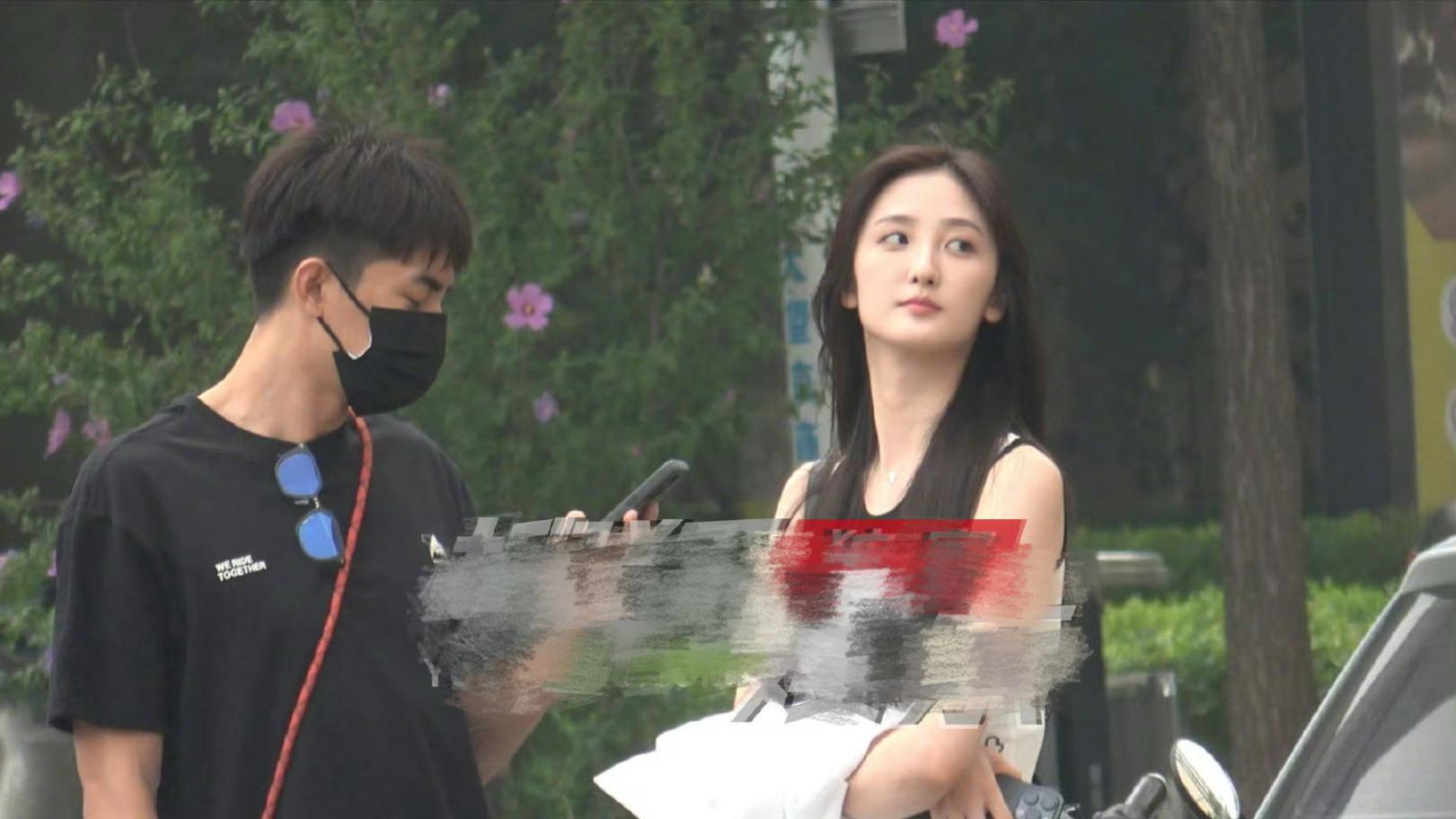 林更新与女友合体撒糖，二人牵手逛街超甜，深夜搂肩回家感情稳定