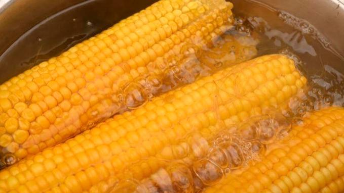 玉米|煮玉米时，只用清水煮就错了，多加这3样，玉米更软糯，更香甜