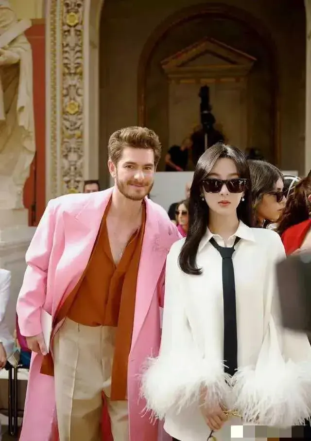 32岁杨紫参加巴黎时装周,部分秀场合影释出