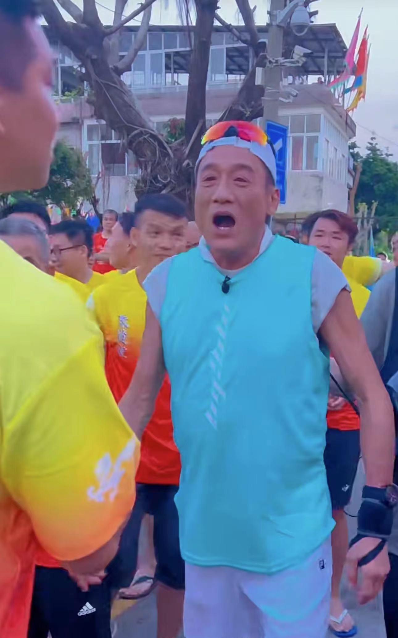 梁家辉|65岁梁家辉老到认不出,现身广东老家赛龙舟,身材健朗精神不错