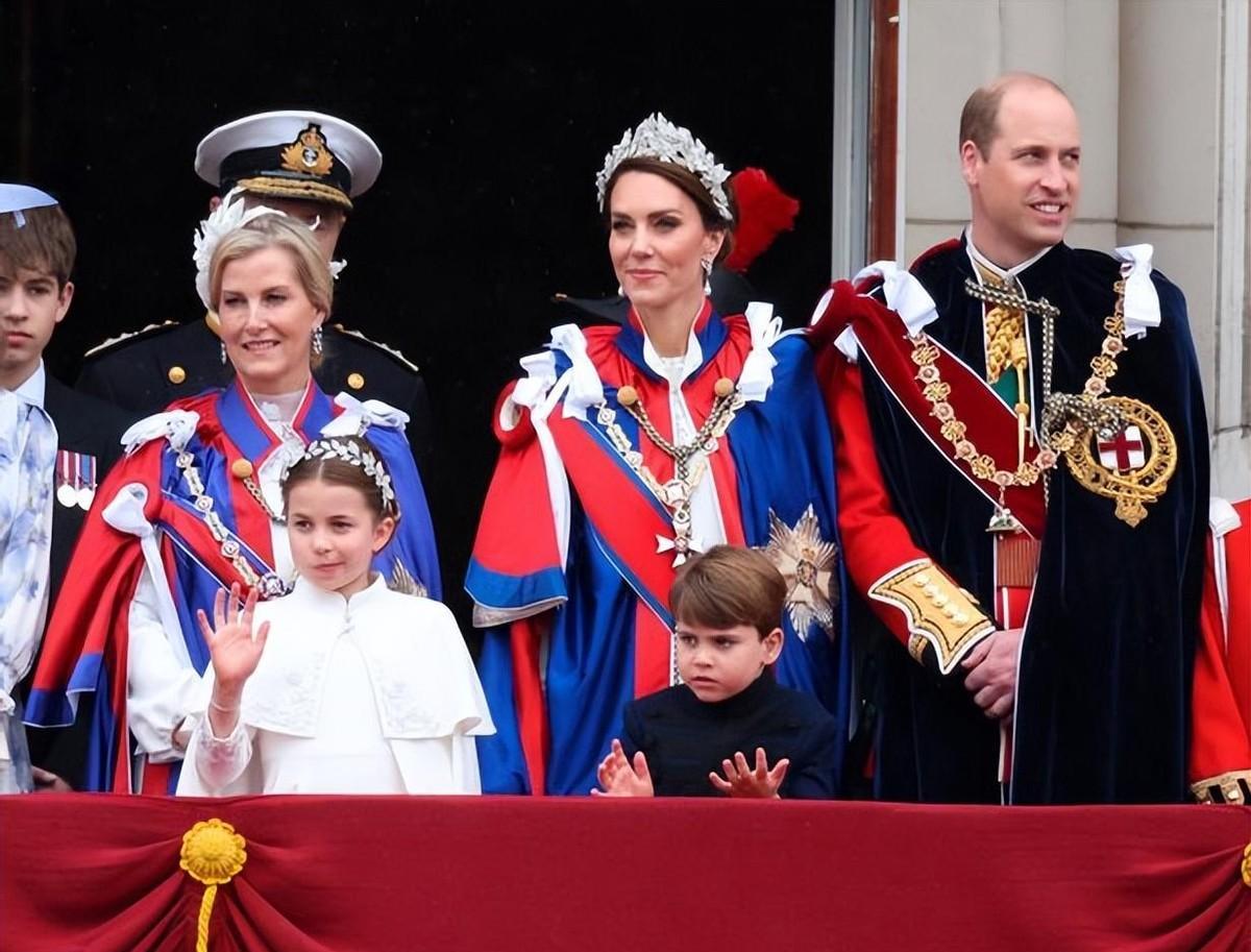 |夏洛特公主绝了!8岁小姑娘眼神老练凌厉,恍如伊丽莎白女王再现