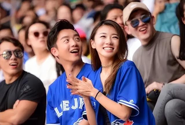 郑恺|程晓玥官宣新恋情，前任郑恺无奈被cue，果然是下一个更高更帅