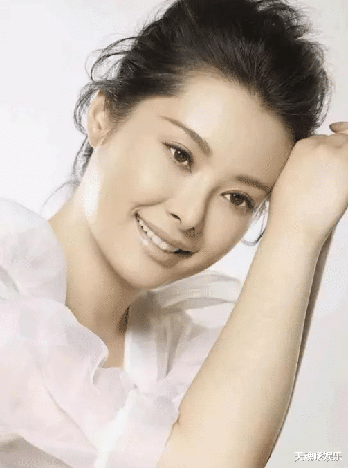 谢娜|50岁袁立退圈现贫民区，穿红色露肩装肿到认不出，被嘲“五花肉”