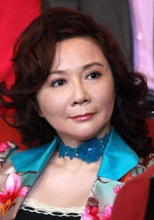 他竟然是蔡明的儿子,年近四十未婚未育,是蔡明的骄傲更是最大心病