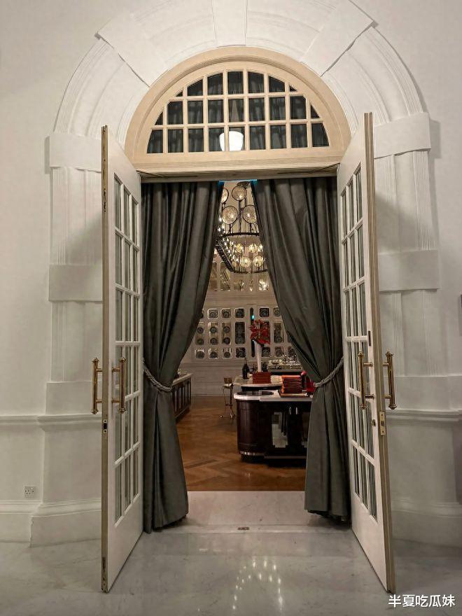 李湘异国他乡过中秋!住1万4一晚贵族酒店,吃4位数月饼享受生活