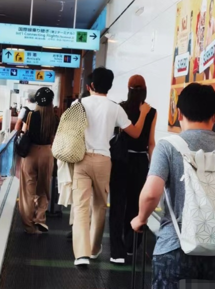 井柏然刘雯机场高调同框,飞东京旅行,网友:真情侣,甜蜜度满分