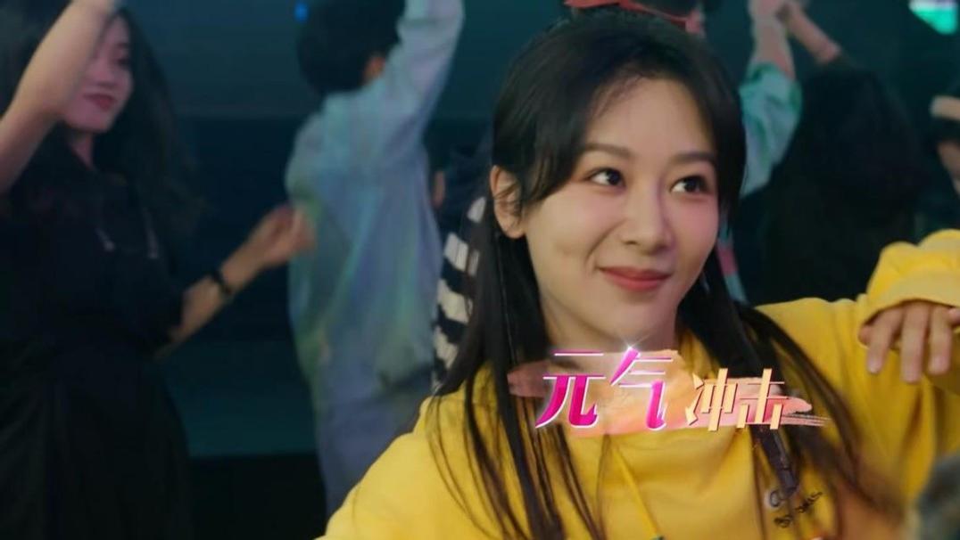 脸僵就别硬演校花了，一脸“社会气”的高中生，看着真让人难受