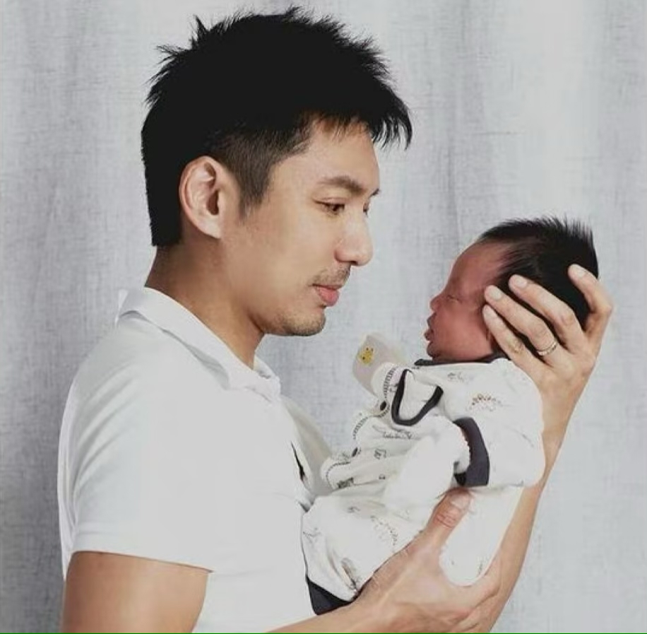 41岁陈法拉近状曝光，与老公品红酒共度感恩节，纯素颜露面超接地气