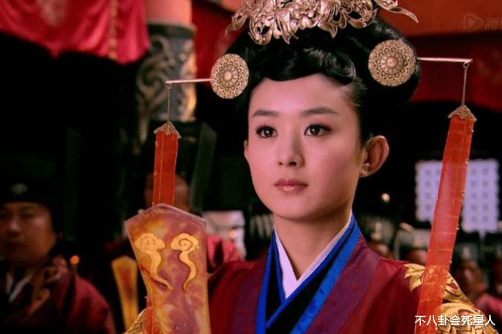 赵丽颖白玉兰输给吴越,现场笑容勉强,三次陪跑我都替她喊冤!