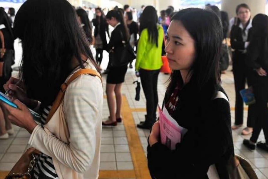 求职|女生本科毕业进厂打螺丝,一天工作12个小时,称:看不到人生希望