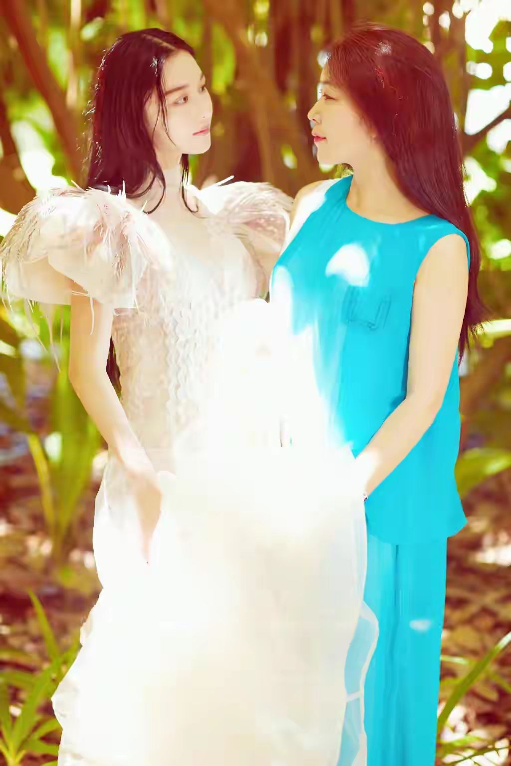 张馨予 张馨予母女合拍大片，妈妈扎高马尾又美又靓，身材不比女儿差