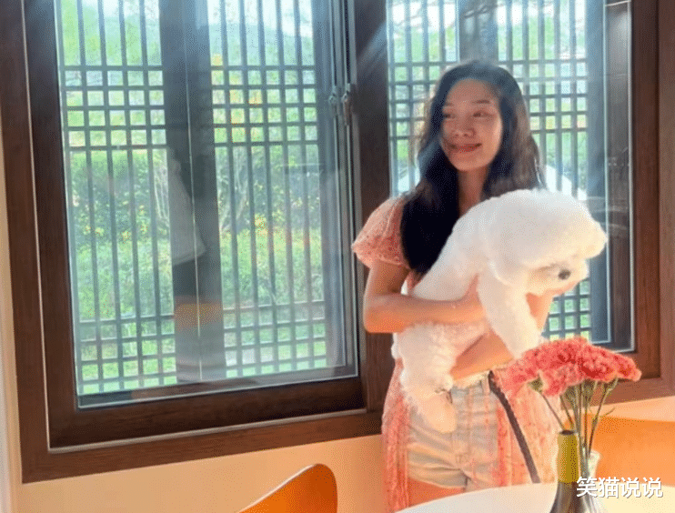 宋慧乔晒度假照:身穿白色卫衣好休闲,与闺蜜亲密贴脸合照!