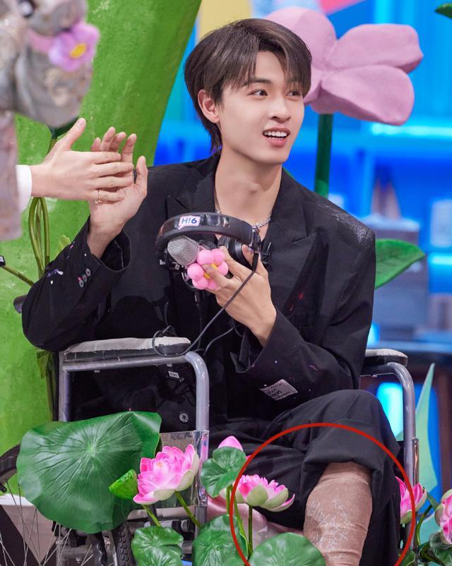 秦霄贤|秦霄贤坐轮椅录制综艺,同期嘉宾表现引热议,网友:节目组真暖心