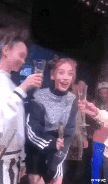 Angelababy|baby和高层互动，交头接耳举止暧昧，谄媚形象和荧屏前相差甚远！