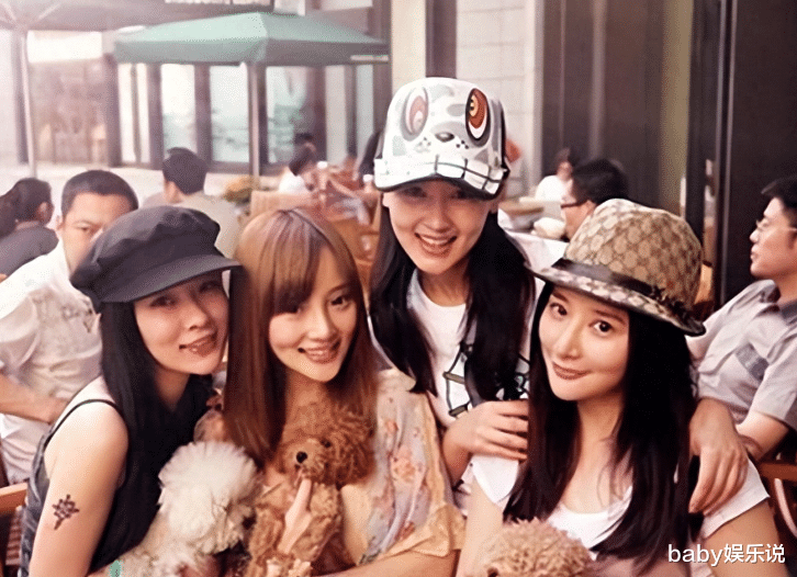 42岁霍思燕和熊乃瑾聚餐,面部肿胀头秃憔悴,素颜逛街、行为邋遢