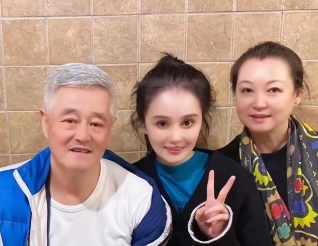 赵本山|赵本山女儿被嘲倒贴,官宣领证不办婚礼,嫁妆超300万还送豪宅