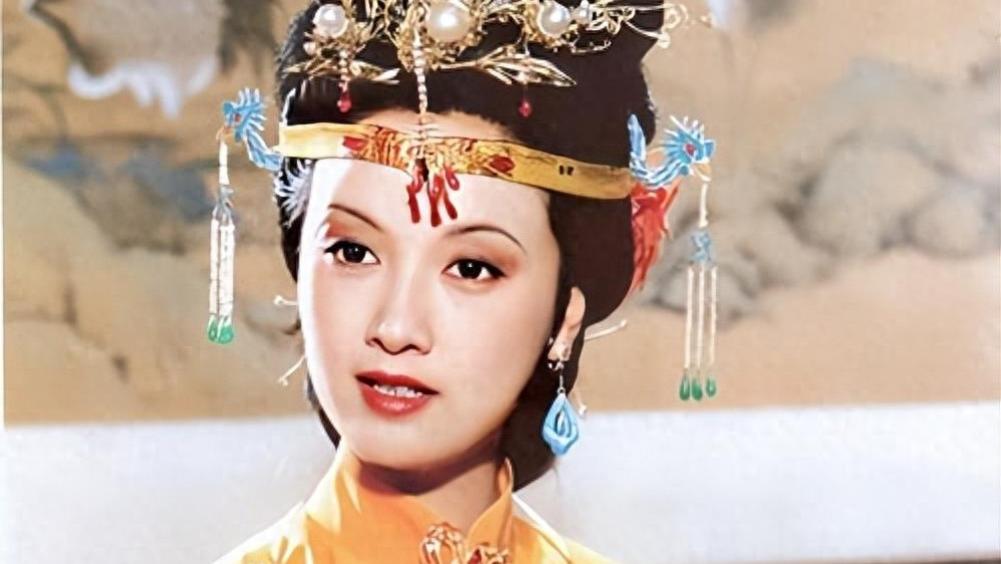 邓婕又矮又老算不算顶级大美女？看她和刘晓庆的合照就知道了