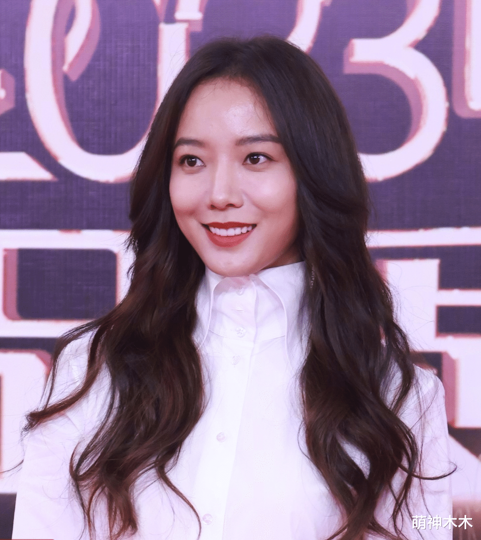 童瑶 品质盛典红毯生图：童瑶脸歪，张萌浮肿僵硬，杨超越发际线太圆