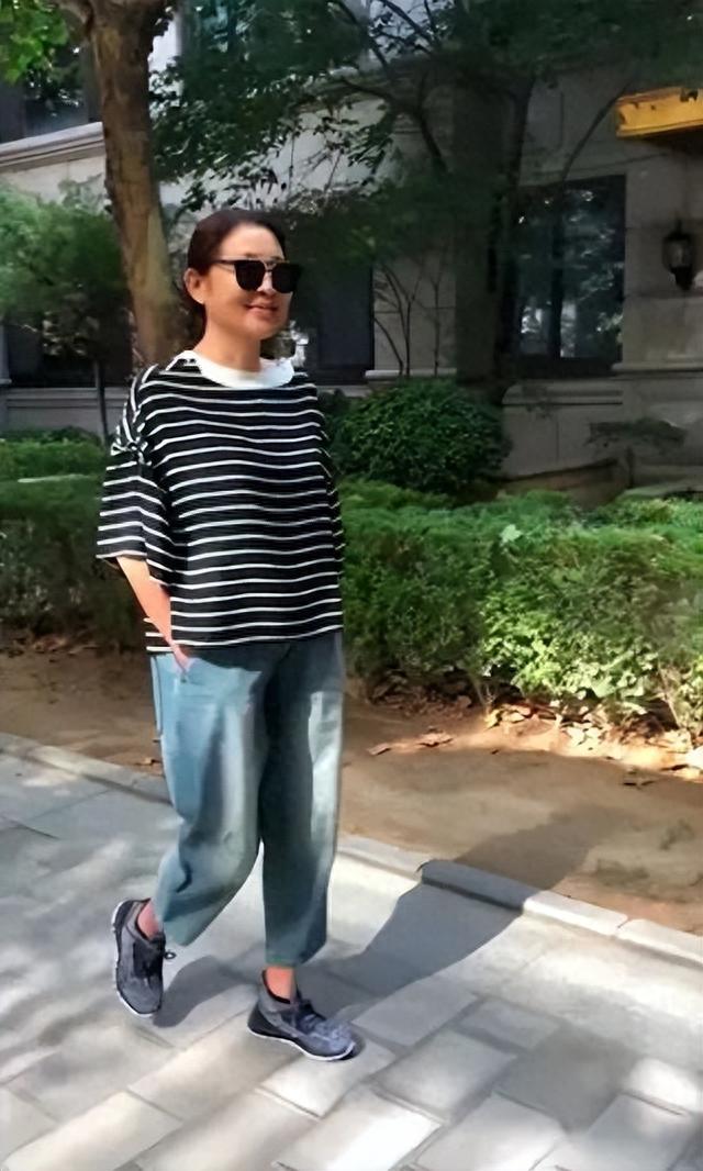 倪萍生图并没觉得多漂亮，皮肤很黑瘦了反倒更老，但真实接地气！