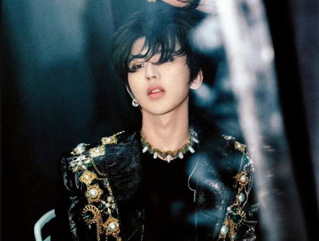 蔡徐坤和W女士接吻亲密照曝光，女方身份背景不简单，主动提分手