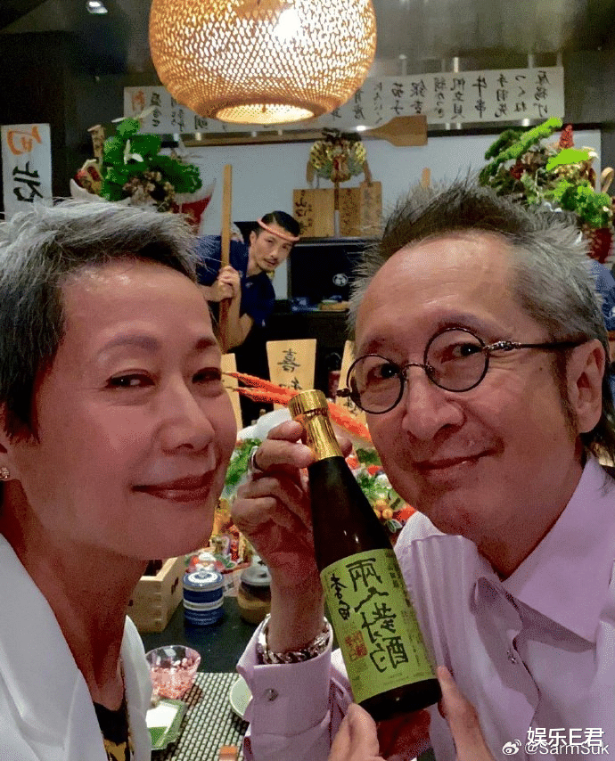 叶童与老公庆祝结婚35周年,日本餐厅聚餐拍拖,满头白发渐有夫妻相