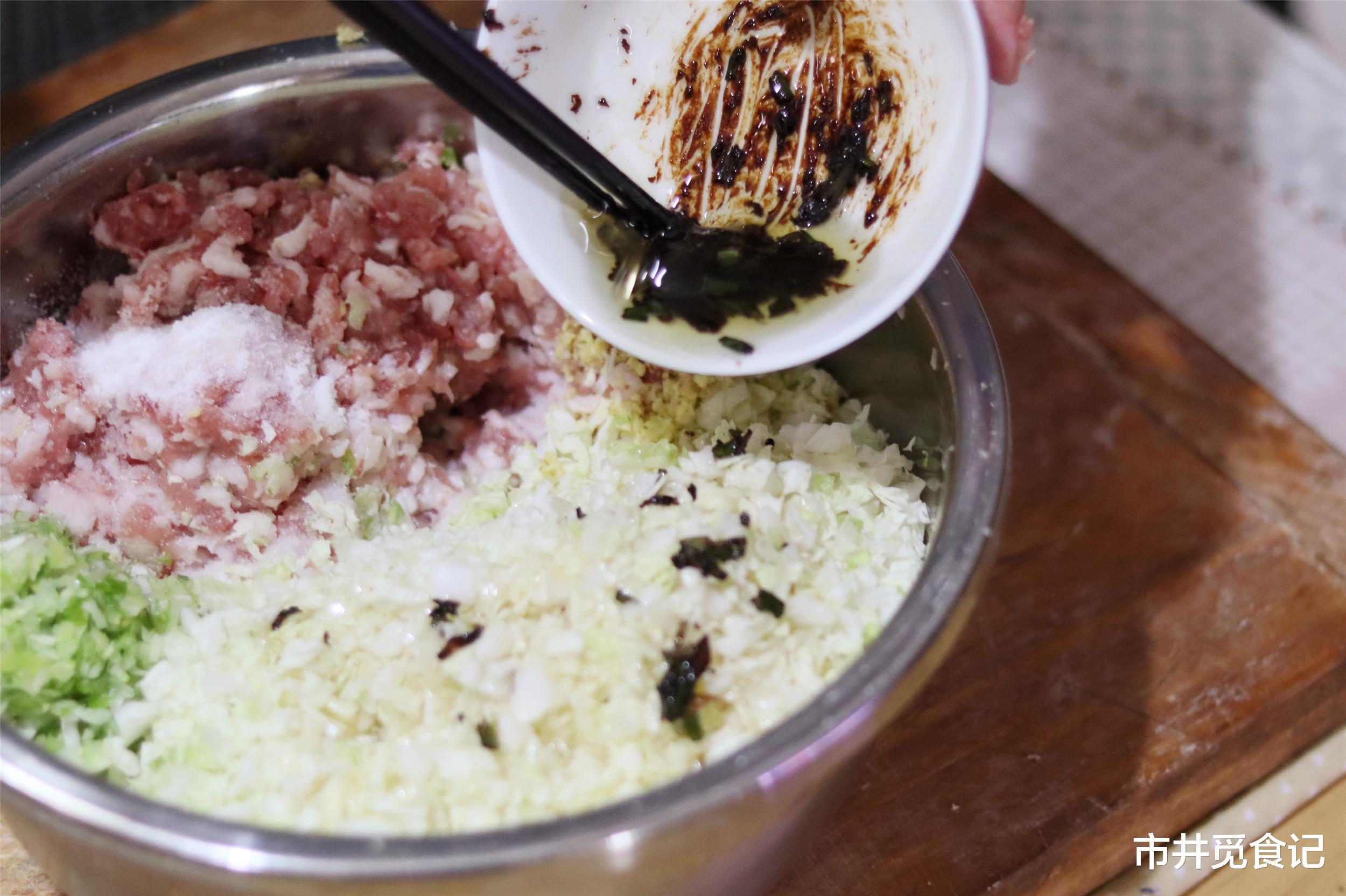 饺子|退休老妈包的猪肉白菜饺子,让我找到好吃的秘诀了,饱满味道香