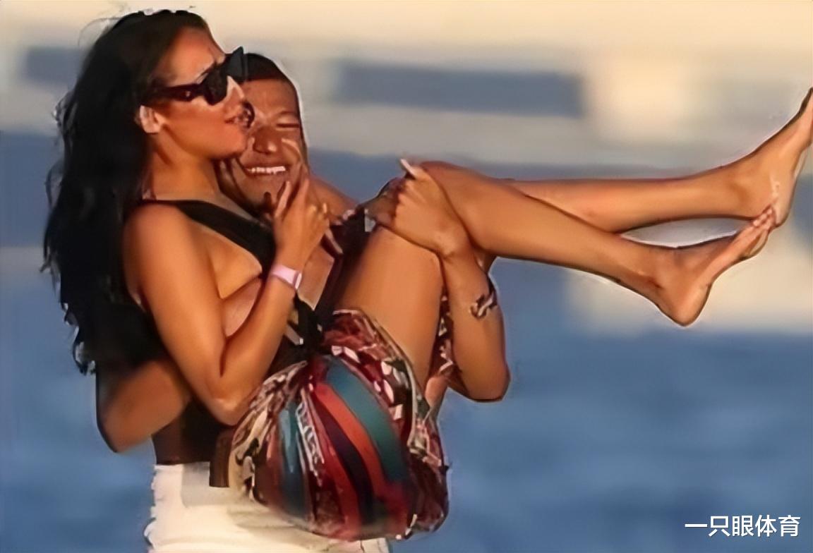 姆巴佩带美女度假！关系暧昧，身材堪比金卡戴珊，又换绯闻对象