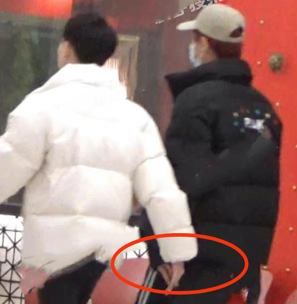 乐华娱乐|乐华娱乐黄明昊“男女通吃”？与男友人十指紧扣，与女友人滑雪