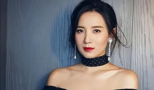 宋佳:靠“吊带”上位,与已婚名导同居,43岁的她活得又酷又飒