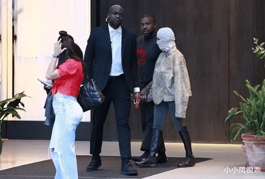 坎爷小18岁娇妻比卡戴珊放得开,和坎爷街头热吻,身上就挂一块布