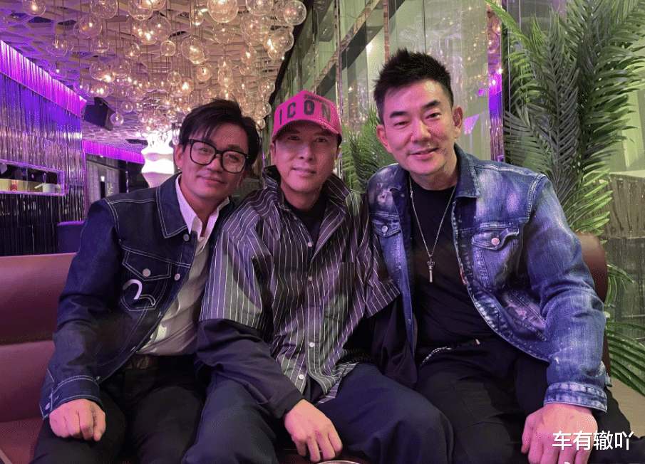 王宝强|王宝强携女友与任贤齐聚会！戴眼镜充满文艺范，甄子丹送厚礼支持！