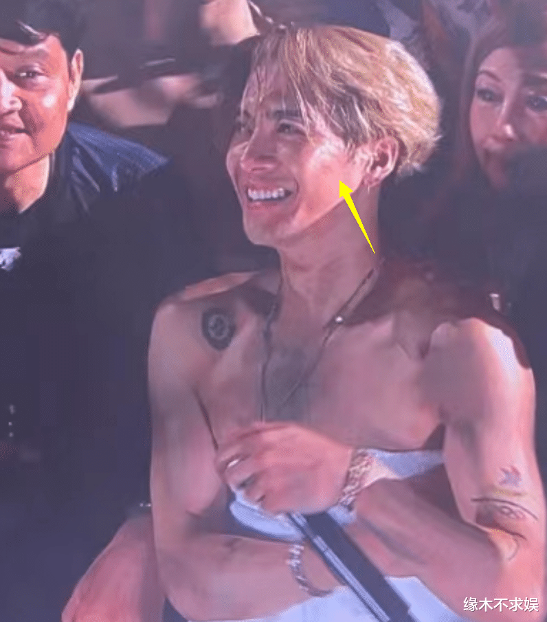 王嘉尔牵手风波升级!和多位辣妹拥抱太亲昵,一张合影超万元!