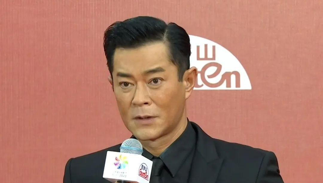 同样60岁,冻龄的刘德华和白发的梁朝伟,展现港圈男神不同魅力