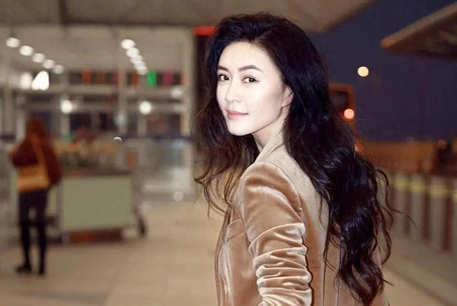 初恋陆毅，痴爱王志文，富豪老公入狱去世后，她竟拿130亿笑活下去