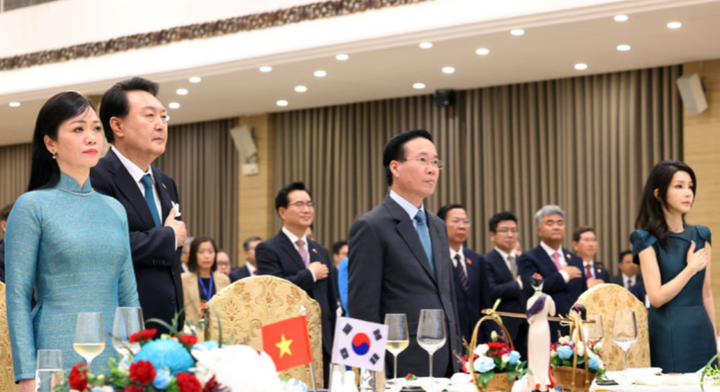 发型 越南夫人换发型！长发飘飘偏分刘海变得淑女，和韩国夫人平分秋色