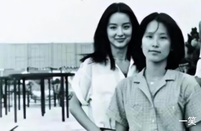 林青霞|68岁林青霞与向华强侄子聚餐，无名指戴巨大钻戒，素颜仍贵气优雅