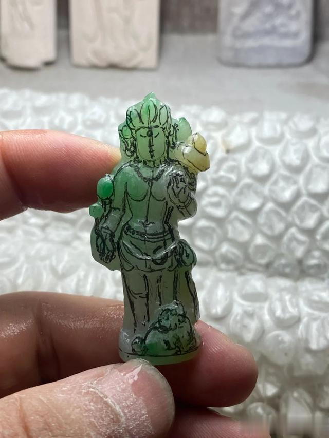 雕刻|拇指大的翡翠出佛像小摆,精悍传神!