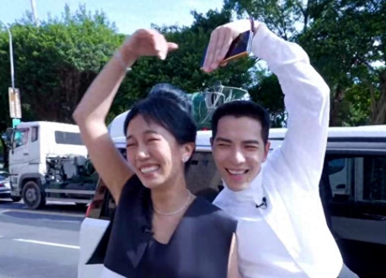 萧敬腾写长文谈新婚，发誓用一生爱老婆，公开中风岳父证婚画面让人泪崩