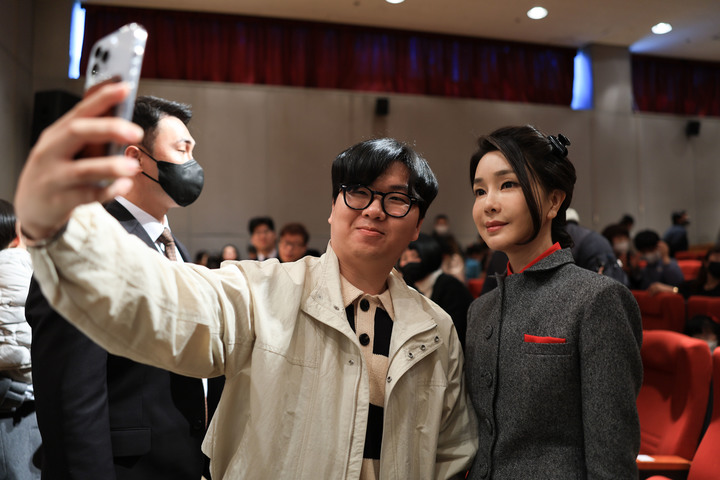 碳水化合物 韩国第一夫人逛海鲜市场都这么美！举着大螃蟹接地气，黑绿配惊艳