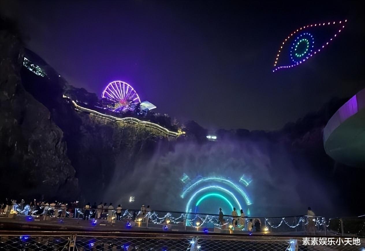 郭富城在“深坑酒店”为方媛庆生,一家4口在海底景观房吃蛋糕