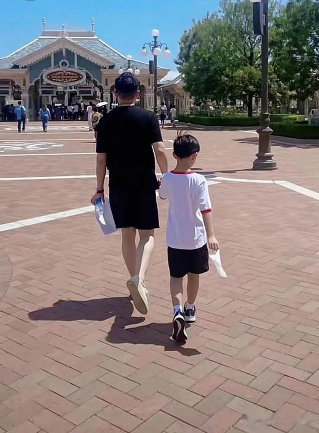 汪小菲竟然穿起毛球T恤,陪一双儿女在东京迪斯尼乐园游玩