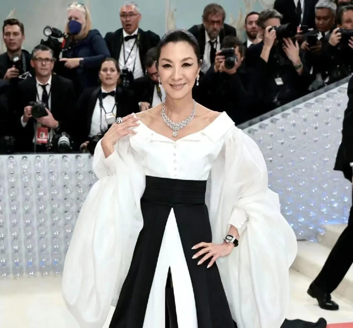 杨紫琼|何超琼妹妹带女儿走红毯,穿蛋糕裙抢镜杨紫琼,女儿红裙太风尘