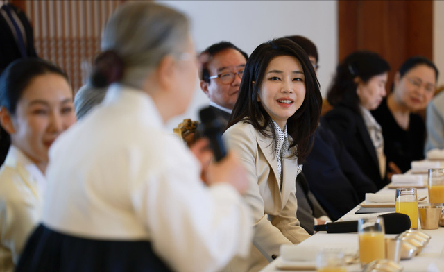 西装 韩国第一夫人越来越牛！独自在青瓦台招待午宴，米色新造型又嫩翻