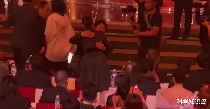 张颂文|北影节开幕!张颂文单膝跪抱高叶,陈都灵礼服被撑开线!