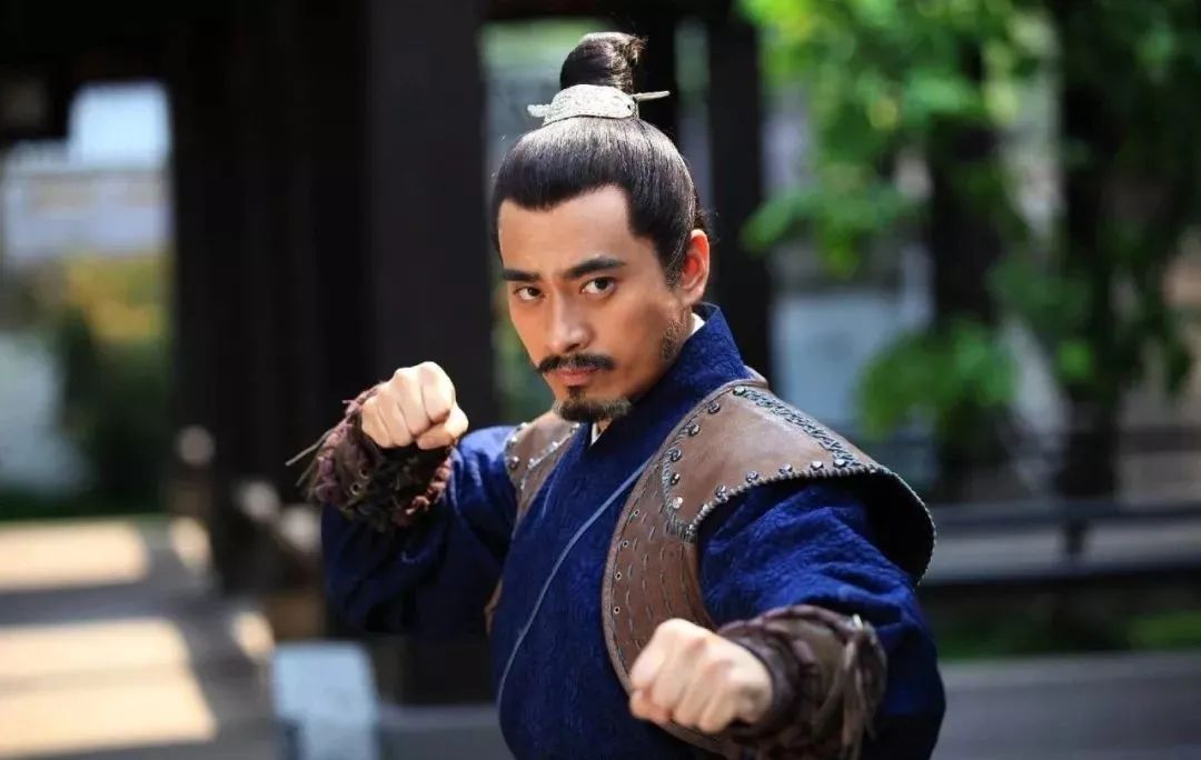 同一张脸,演完《琅琊榜》,八年后再演《繁花》,差点没认出与胡歌多次搭档的他