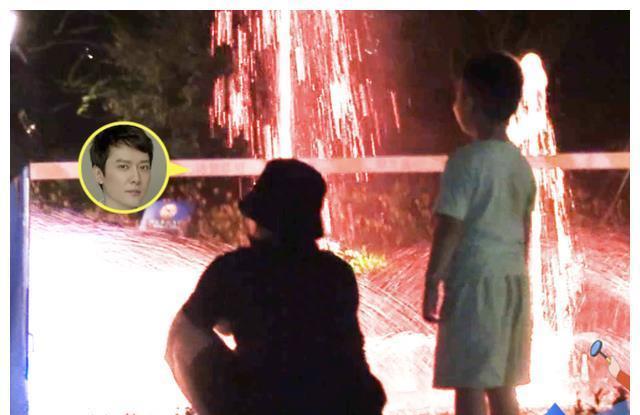冯绍峰携子看灯光秀，4岁想想气质在线，牵手爸爸保姆像一家三口
