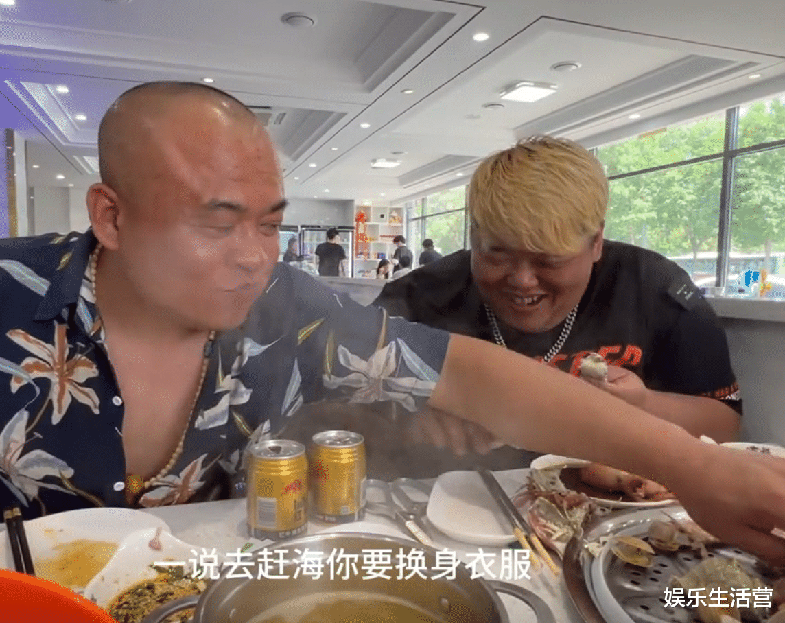 哑铃|胖猴仔复胖600斤,提桶吃自助嗦一桌,600W打水漂,教练:救不了