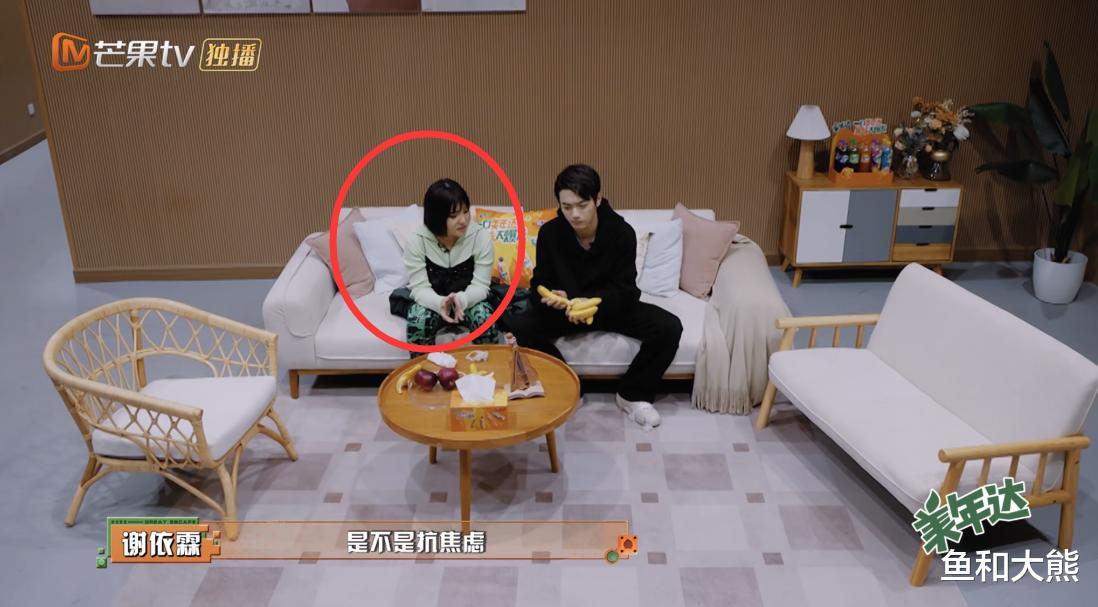 |谢依霖3年没工作,得杨幂帮扶重回《密逃5》,不敢坐主位好现实!