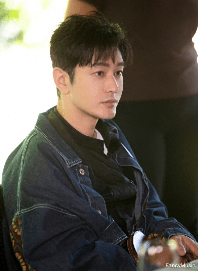 杨颖和黄晓明分开一年后，差距逐渐拉开，网友：风水轮流转